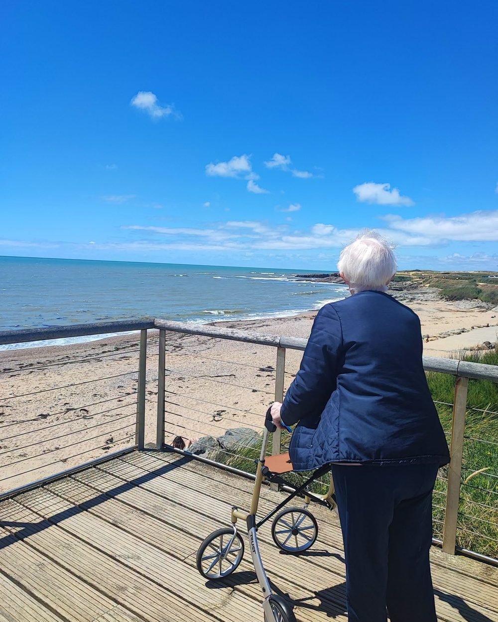 Personne âgée avec son déambulateur face à la mer, sur la côte du Pays de Saint-Gilles-Croix-de-Vie