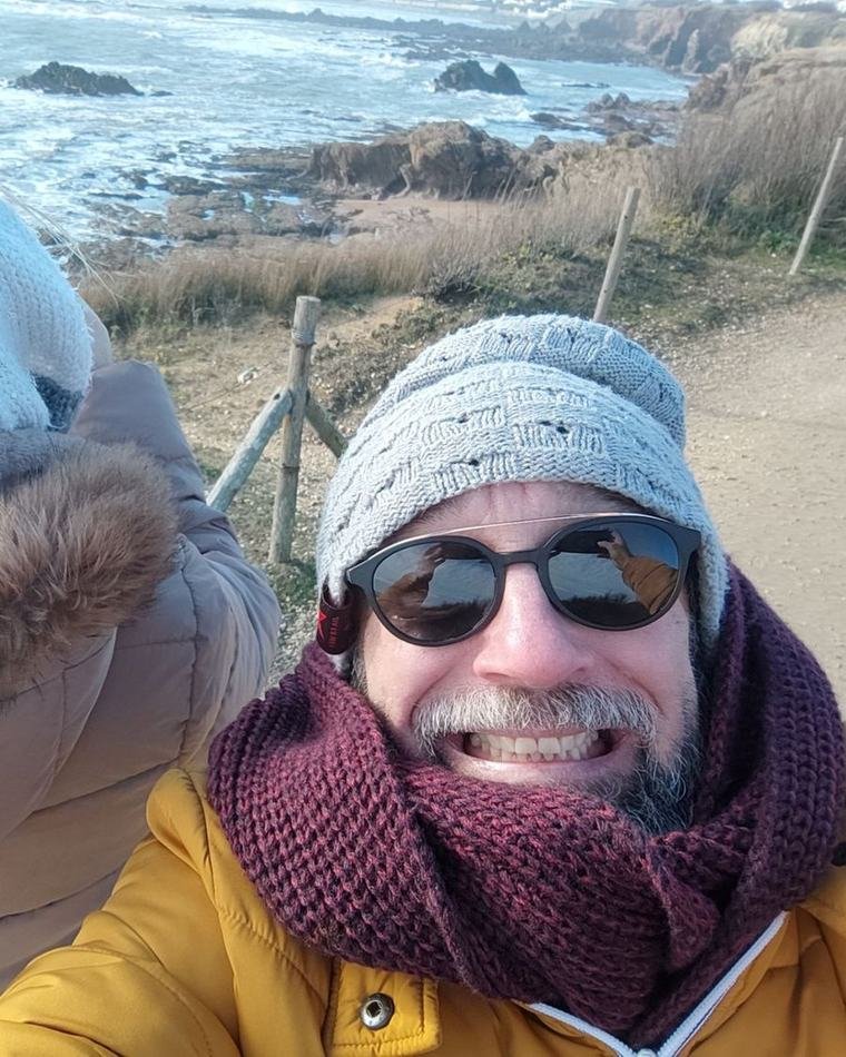 Mickaël Ferry en sortie au bord de la mer avec une personne accompagnée
