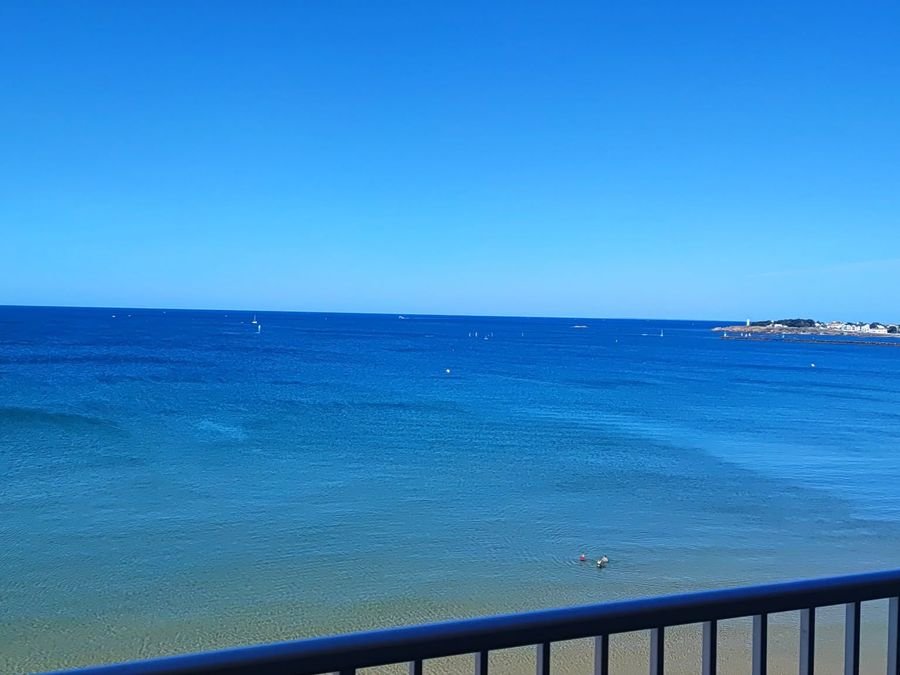 L'océan vu depuis une promenade en front de mer